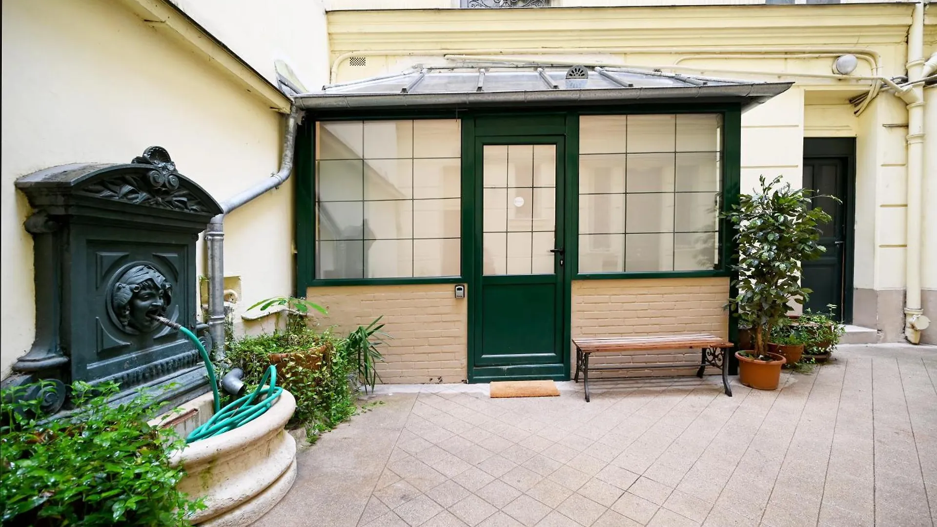 Charming Studio For Two Paris France